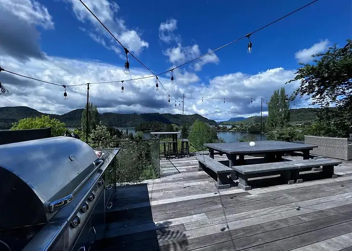 Secluded Okareka Views, Spa, Deck In *